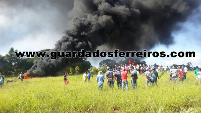 BR-262 é liberada em Campos Altos depois de duas horas e meia de manifestação - 