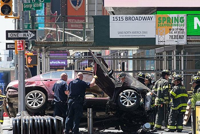 Carro atropela dezenas de pedestres em Nova York, deixa morto e feridos, segundo polícia