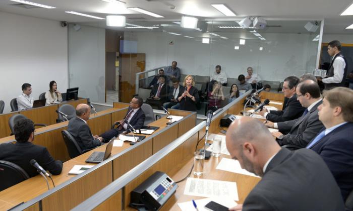 Com limite da folha estourado, governo de MG garante reajuste só para educação