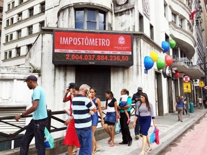Painel do impostômetro registra marca de R$ 1 trilhão pagos apenas neste ano