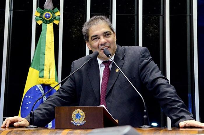 Senador do PMDB acusa Temer de chantagem e cobra renúncia do presidente: 'governo corrupto'