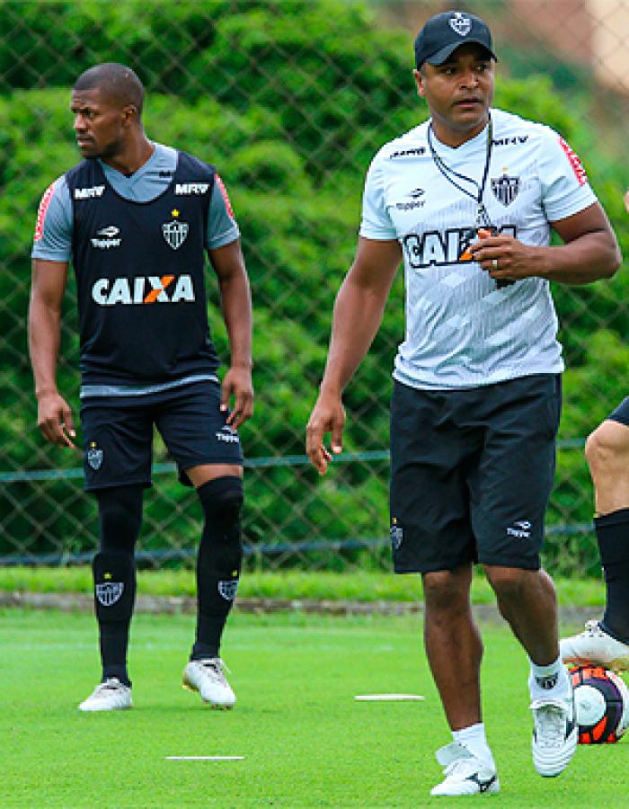 'É uma aula de futebol que a gente tem', diz Carlos César sobre treinamentos de Roger