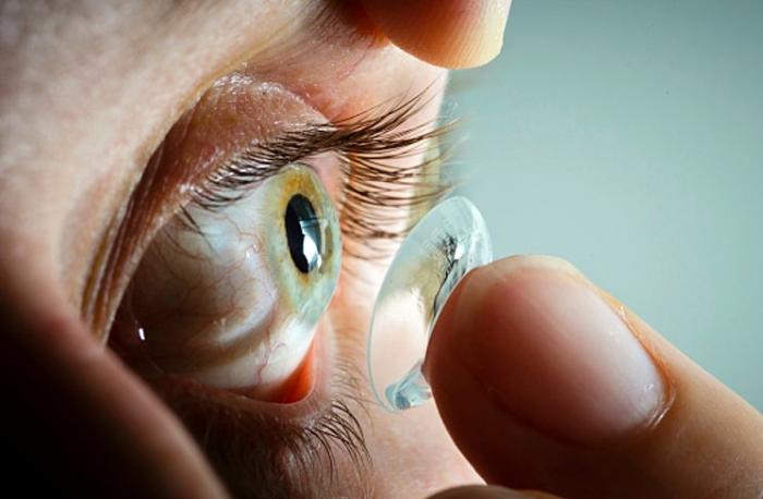 Durante cirurgia, médicos descobrem 27 lentes de contato nos olhos de paciente