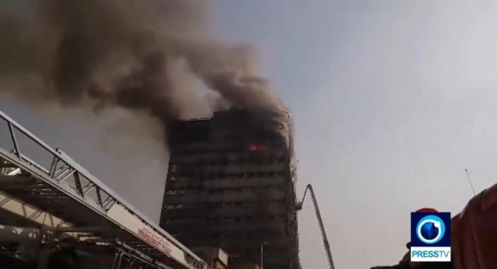 Edifício de 15 andares desaba em Teerã