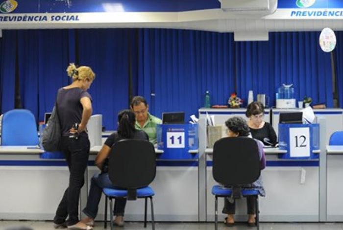 Antecipação do 13º a aposentados colocará R$ 19,8 bi na economia em agosto e setembro