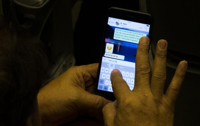 Deputado que tatuou nome de Temer é flagrado pedindo 'nudes' durante sessão na Câmara 