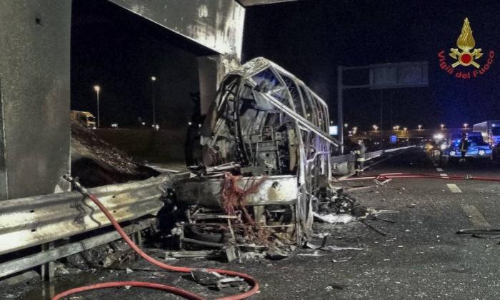 Acidente faz ônibus pegar fogo na Itália e mata ao menos 16 pessoas