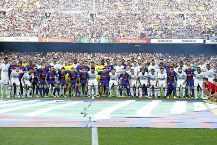 Barcelona goleia Chapecoense em dia de homenagens e volta de Alan Ruschel