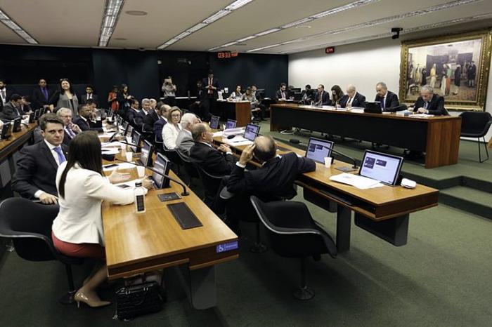 Comissão da reforma política aprova 'distritão' para eleições de 2018 e de 2020
