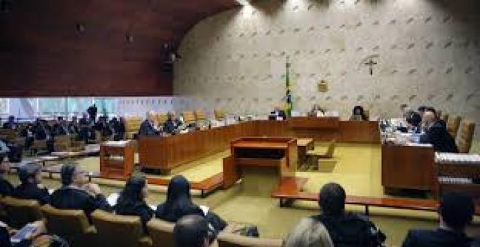 Ministros divergem sobre ensino religioso nas escolas e julgamento é adiado