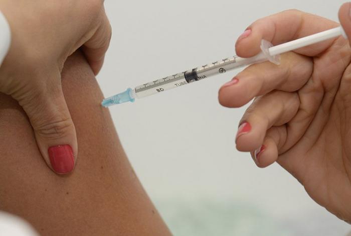 Cerca de 36 mil postos de saúde abrem para atualizar vacinação de crianças e adolescentes