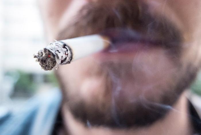 Fumar em veículo na presença de criança, adolescente ou gestante pode ser proibido