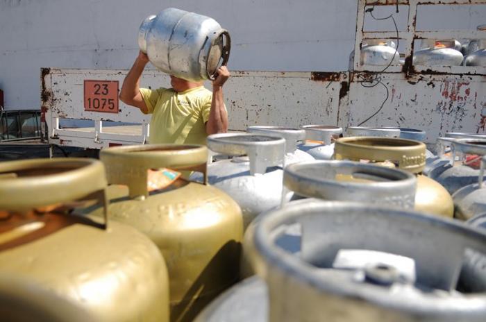 Botijão de gás vai ficar 6,9% mais caro a partir desta terça-feira, decide Petrobras
