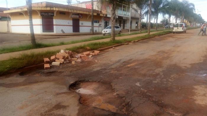 Continua vergonhosa a situação na Av.Hermenegildo José de Oliveira em Guarda dos Ferreiros