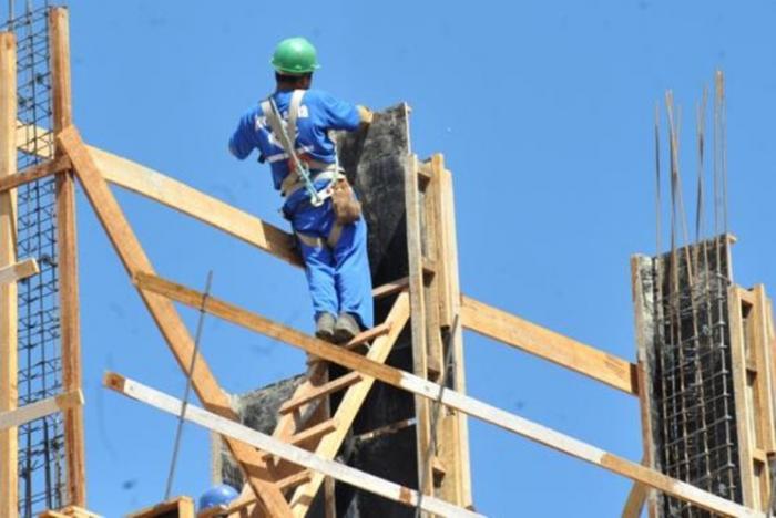 Construção demite 353 mil empregados entre agosto de 2016 e de 2017, mostra Pnad do IBGE