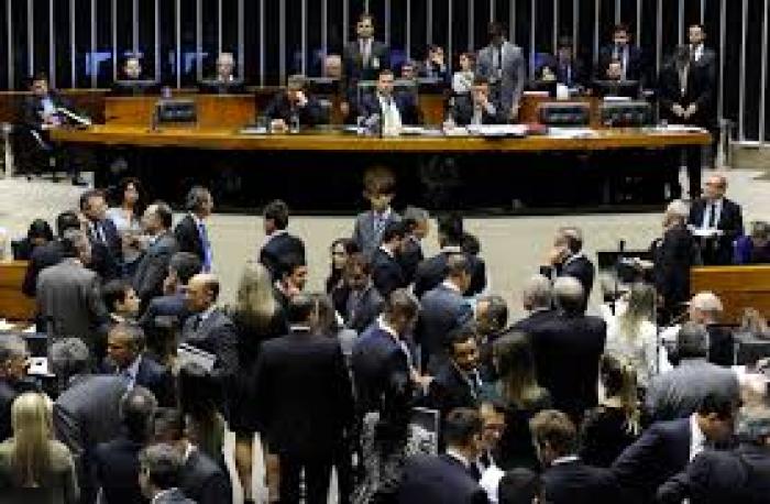 Câmara vota regra de financiamento durante madrugada para tentar aplicar em 2018
