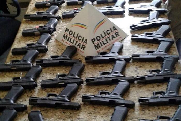 Polícia Militar apreende 40 pistolas e mais de duas toneladas de maconha em Divinópolis