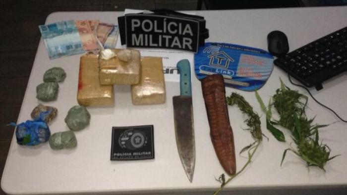 Polícia Militar de Goiás intercepta ônibus de turismo que vinha de São Gotardo e um homem é preso com drogas
