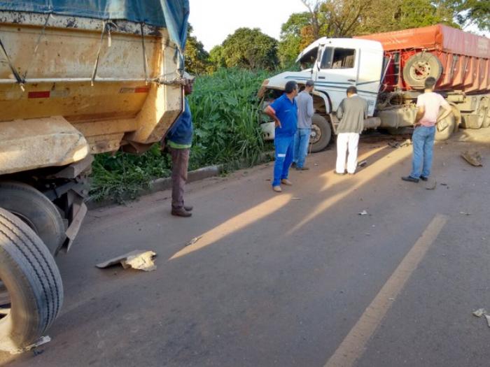 Homem fica ferido após colisão entre carretas em Patos de Minas