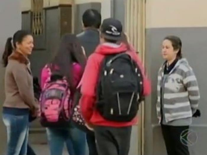 Milhares de alunos voltam às aulas em cidades de MG