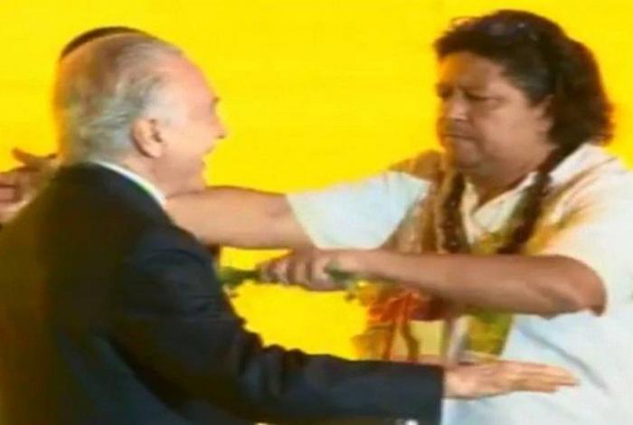 Suposto pai de santo invade palco e diz que PT fez 'macumba' contra presidente Michel Temer