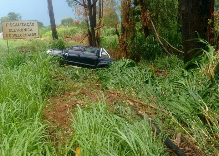 Caminhonete aquaplana próximo ao trevo de São Gotardo