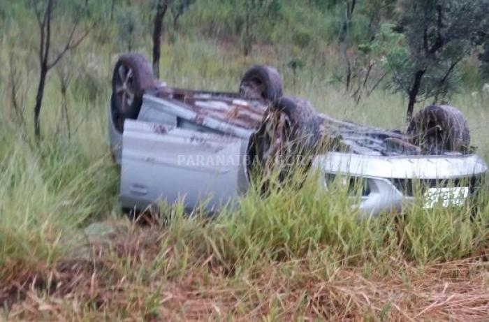 Carro roda na pista e capota na BR 354 próximo ao trevo de Rio Paranaíba