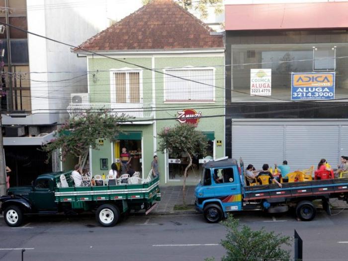 Clientes de bar usam caminhões para driblar proibição de mesas na calçada