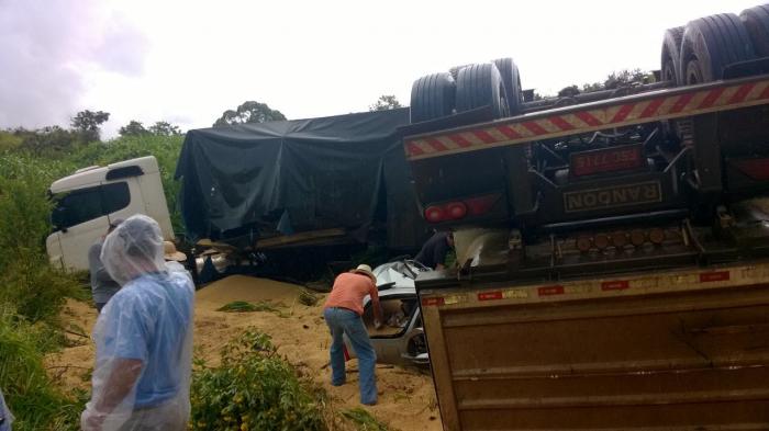 Grave acidente entre carreta e carro deixa uma vítima fatal na BR-354 em São Gotardo