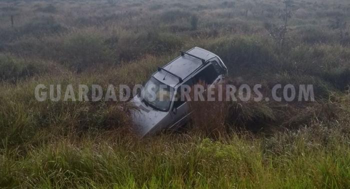 Carro capota na BR-354 e deixa locutor de São Gotardo ferido