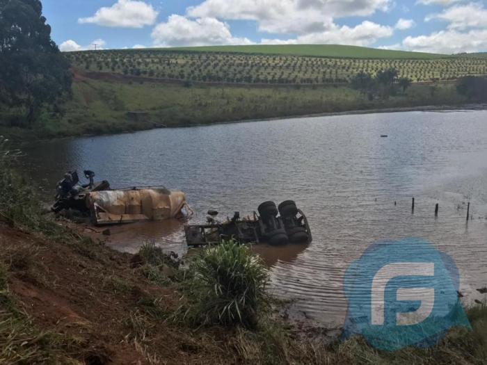 Carreta fica submersa após cair em lago na BR-354 próximo a lavador de cenouras