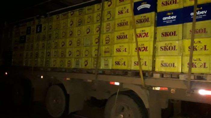 Caminhão com carga de bebidas é recuperado e bandidos presos na BR-354