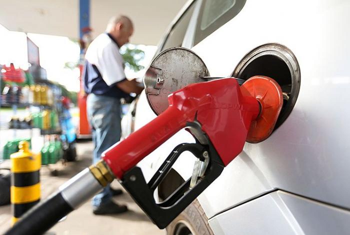 Petrobras aumenta preço da gasolina para distribuidoras a partir deste sábado