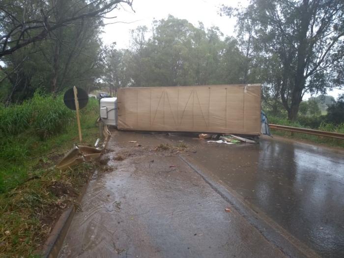 Caminhão tomba na Br 354 e trânsito é desviado para Guarda dos Ferreiros
