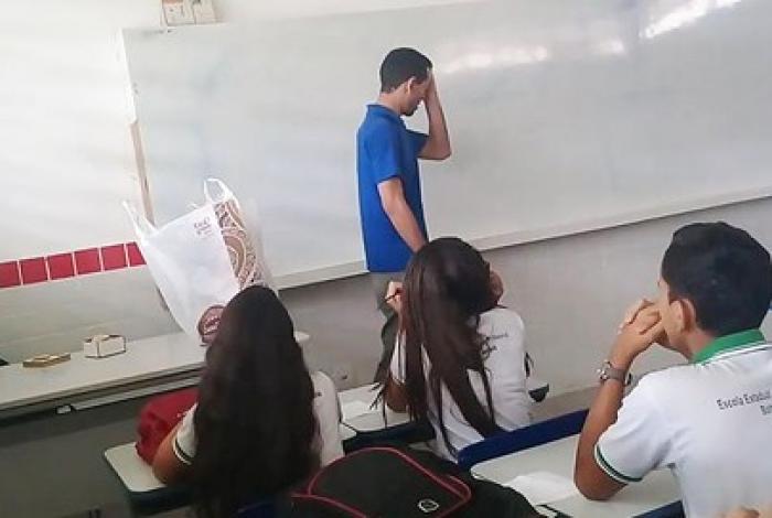 Com salários atrasados, professor no Ceará se emociona ao ganhar R$ 400 de alunos