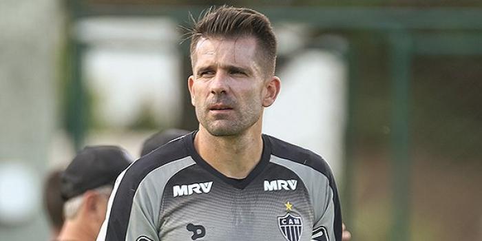 Por dívida de Victor, Grêmio consegue penhorar parte do valor da venda de Pratto