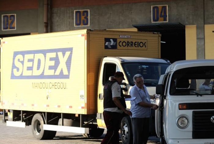 Protesto dos caminhoneiros faz Correios suspenderem envio de Sedex