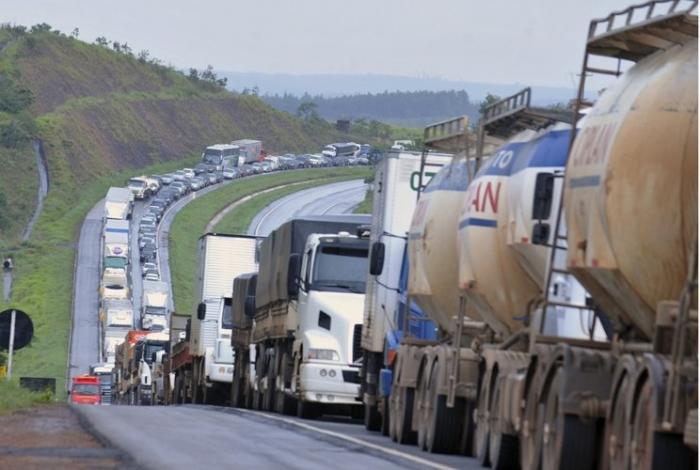 Saiba o que a paralisação dos caminhoneiros está afetando em Guarda dos Ferreiros e São Gotardo