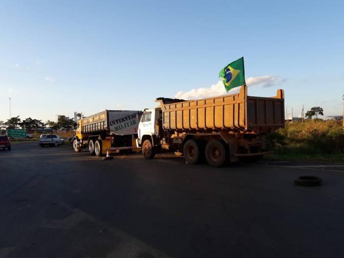 Polícia Militar de São Gotardo mantém diálogo com caminhoneiros que estão na BR-354