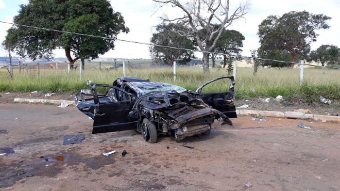 Homem passa mal ao volante e capota com carro em São Gotardo