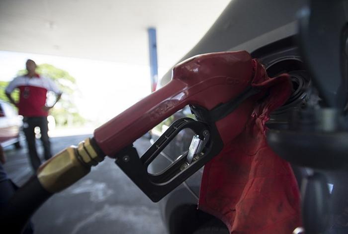 Petrobras reduz em 0,45% o preço da gasolina na refinaria