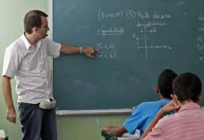 Professores ganham 25% menos que profissionais de outras áreas