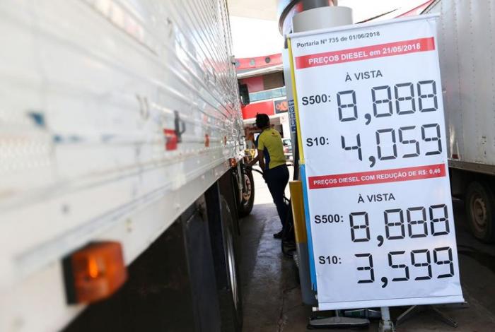 Preço médio do diesel diminui, mas ainda não chega às bombas R$ 0,46 menor