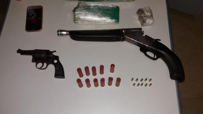 Homem esconde droga e armas em matagal e é preso por tráfico em Tiros