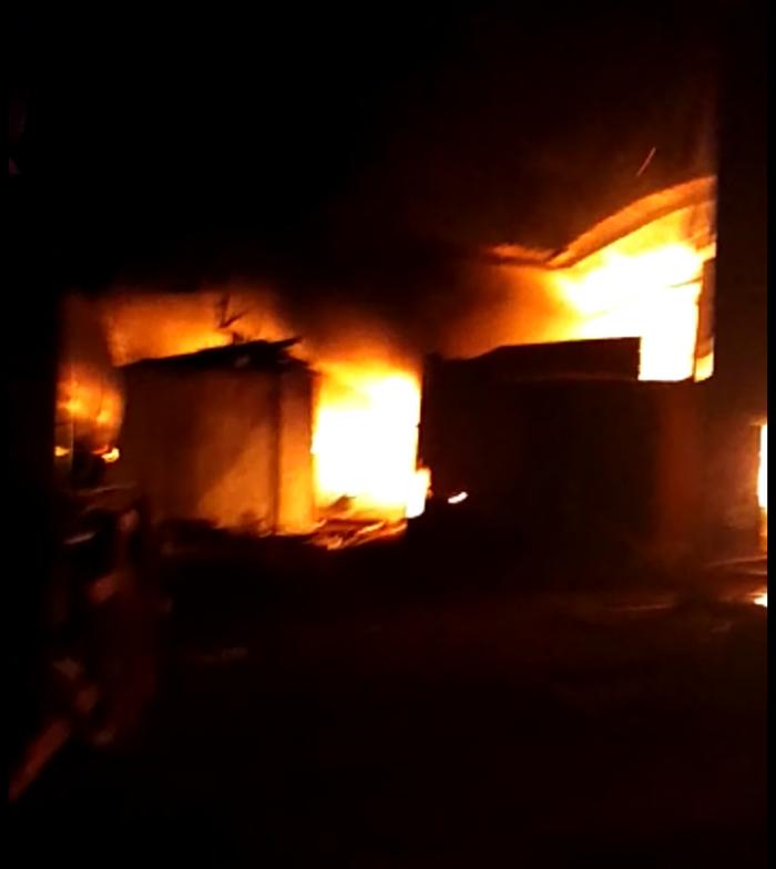 Incêndio destrói barracão de cenouras em São Gotardo
