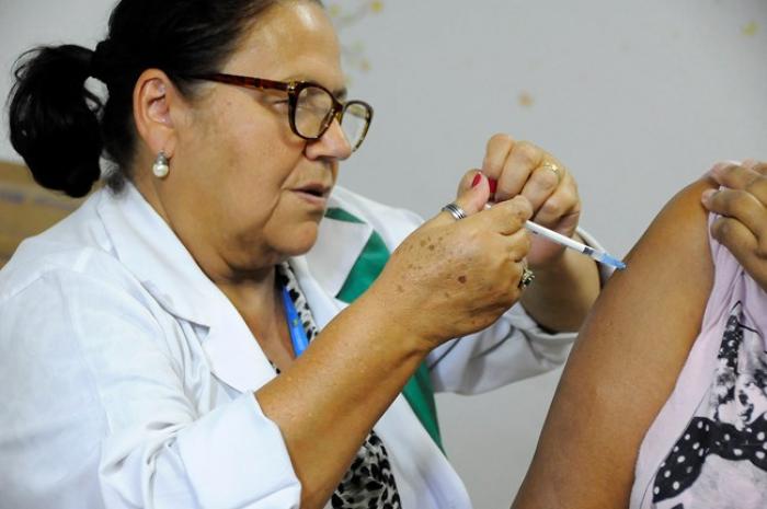 Mais agressivo, H1N1 triplica mortes por gripe no país; crianças não batem meta vacinal