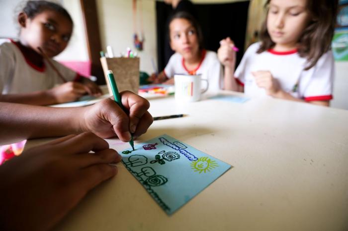 Defasagem entre idade e série é quatro vezes maior em escolas públicas