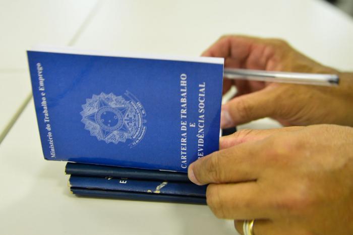 Desemprego cai para 12,3%, mas ainda abrange 12,9 milhões de pessoas