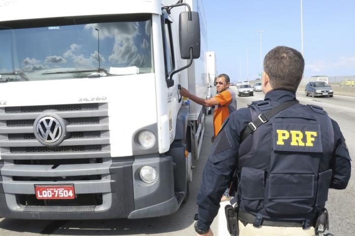 PRF restringirá trânsito de veículos pesados em estradas no feriado