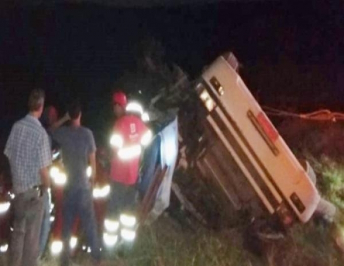 Tombamento de caminhão mata um e deixa outro em estado grave na BR-262, em Campos Altos